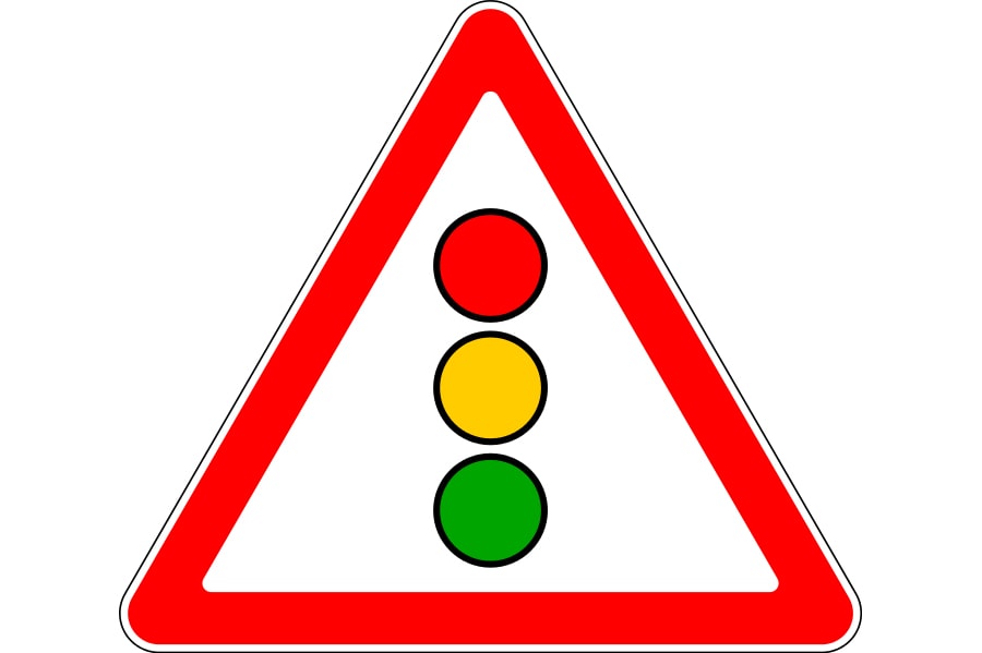 Что означает дорожный знак на зеленом фоне