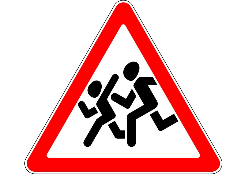 Дорожный знак бегущие дети в треугольнике